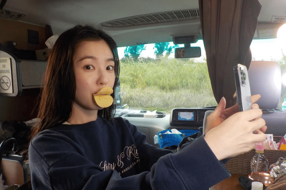 Irene Red Velvet sedang mengambil swafoto