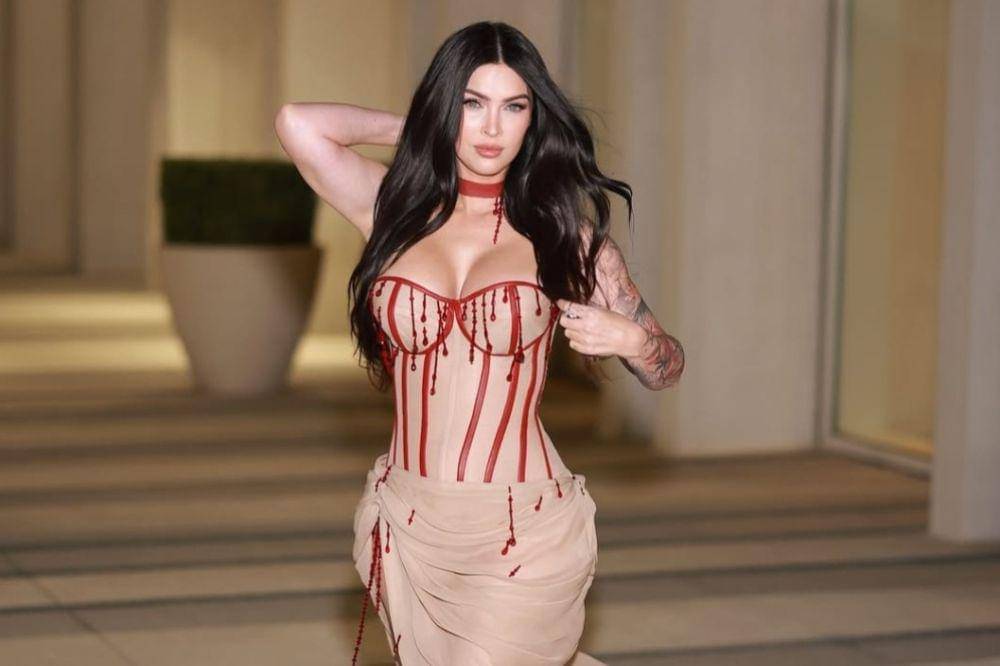 Penampilan Megan Fox yang Pamer Tubuh Seksi Pasca Melahirkan (1).jpg