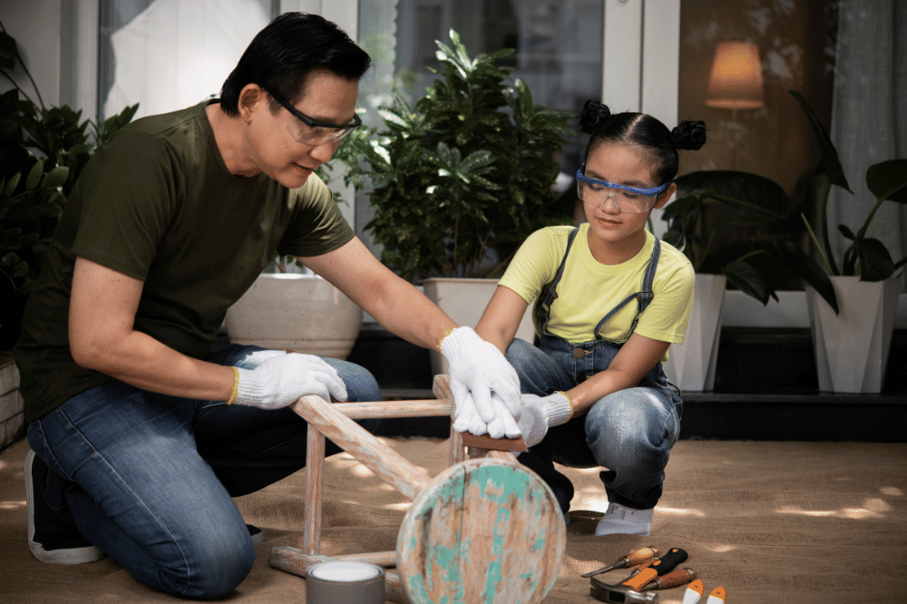 Anak perempuan membantu Papa memperbaiki kursi