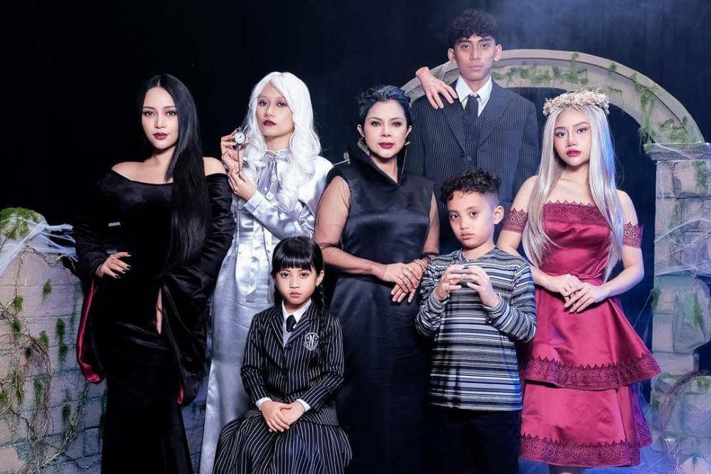 7 Nama Karakter di Foto Halloween Keluarga Rachel Vennya