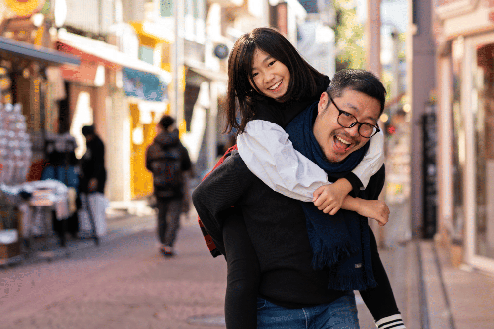 Papa menggendong belakang anak perempuannya 