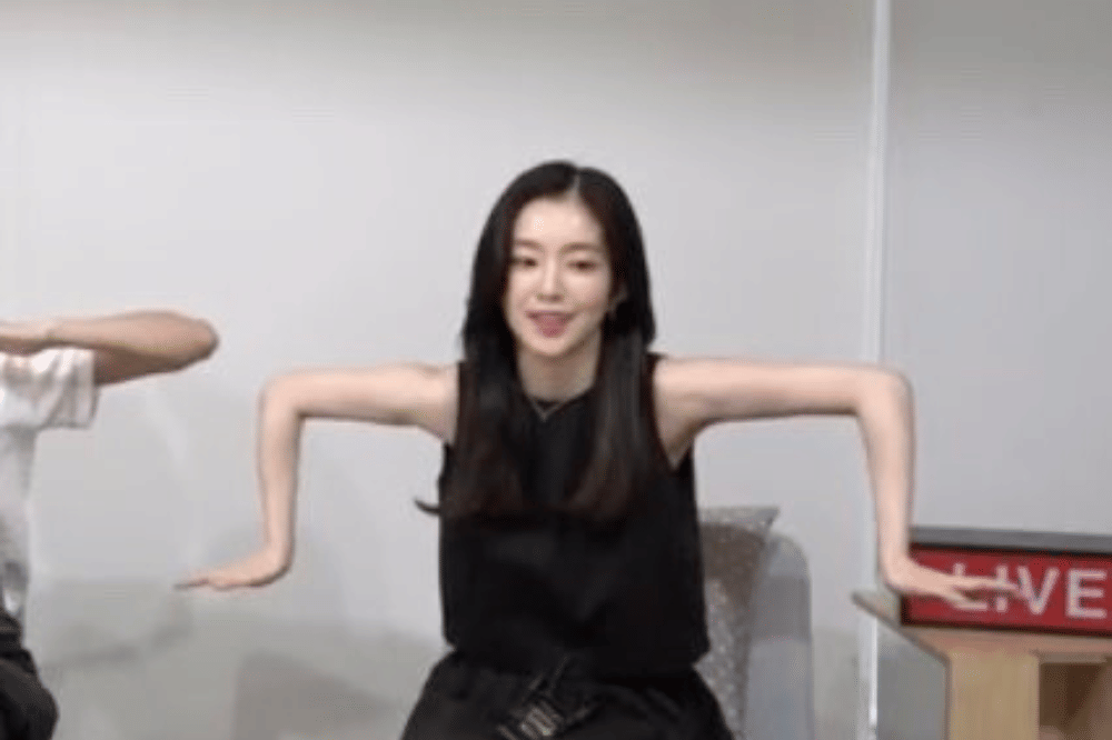Irene Red Velvet yang lengannya formasi 90 derajat