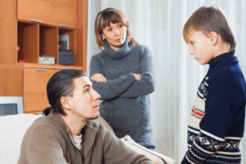 anak sedang berbincang dengan kedua orangtua