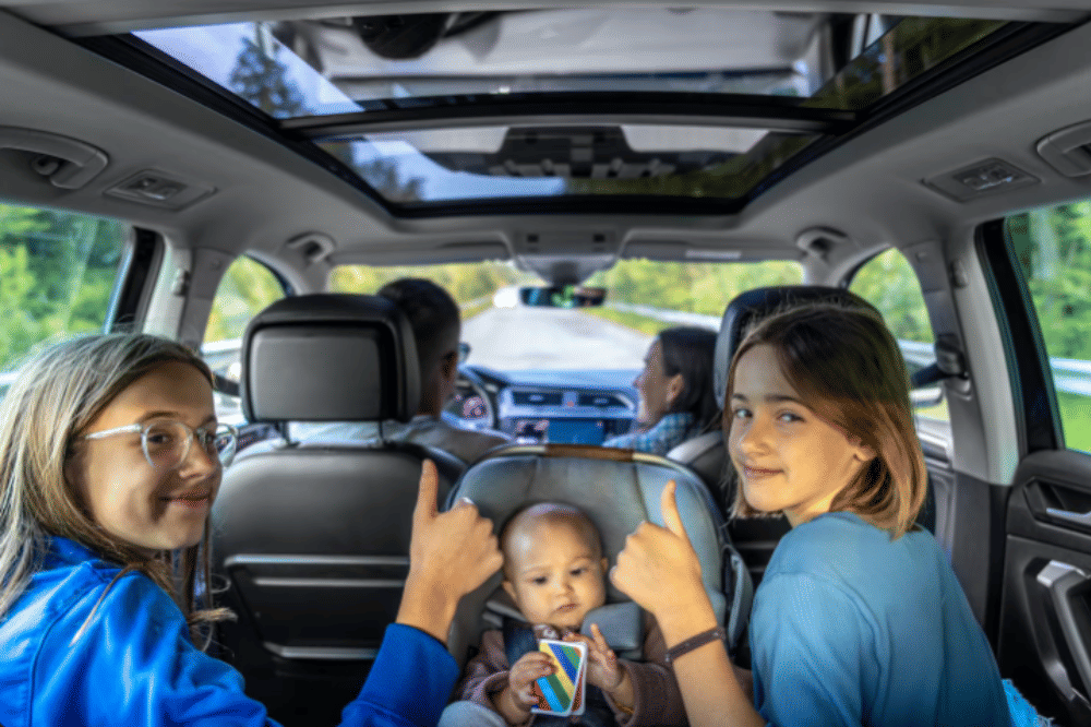 anak bermain di dalam mobil