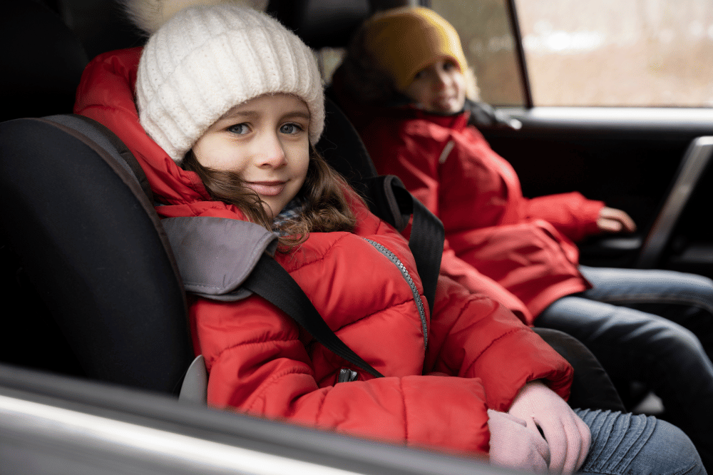 dua anak duduk manis di belakang 