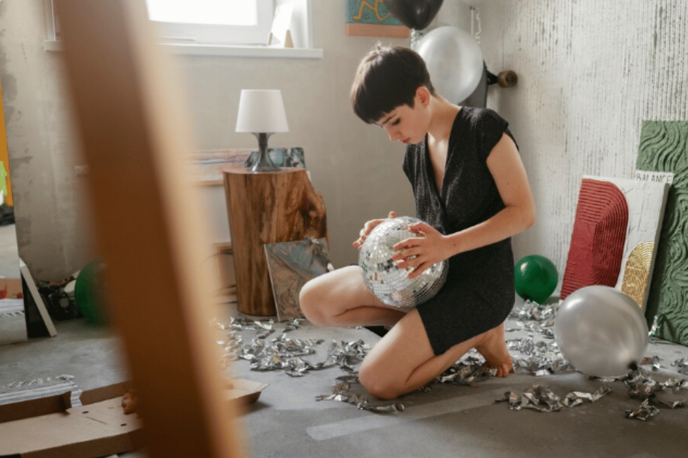 anak sedang memperbaiki lampu yang pecah