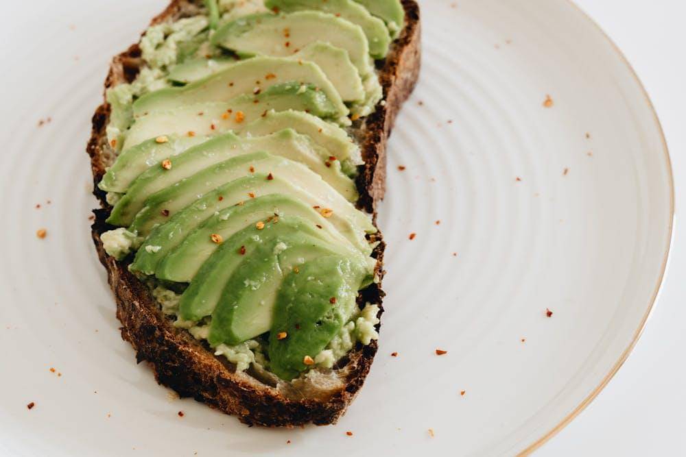 ilustrasi roti panggang alpukat