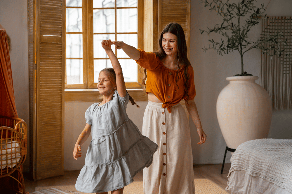 Mama dan anak sedang menari