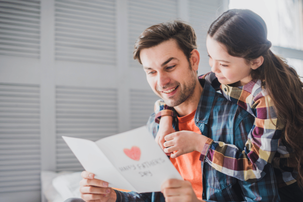 Papa terlihat bahagia saat membaca surat dari anak perempuannya