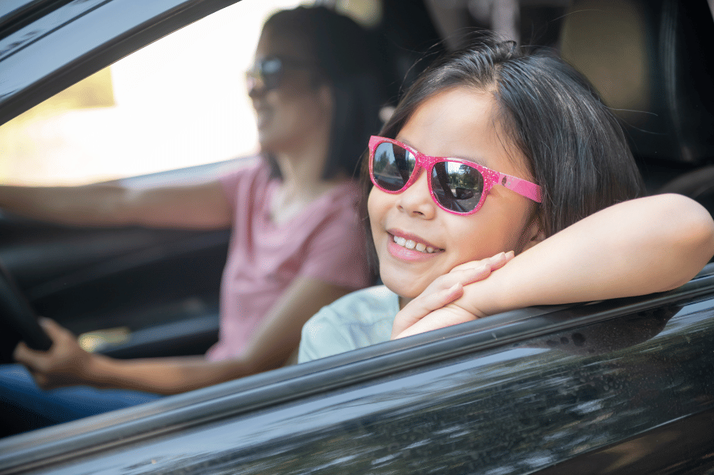 anak menikmati perjalanan