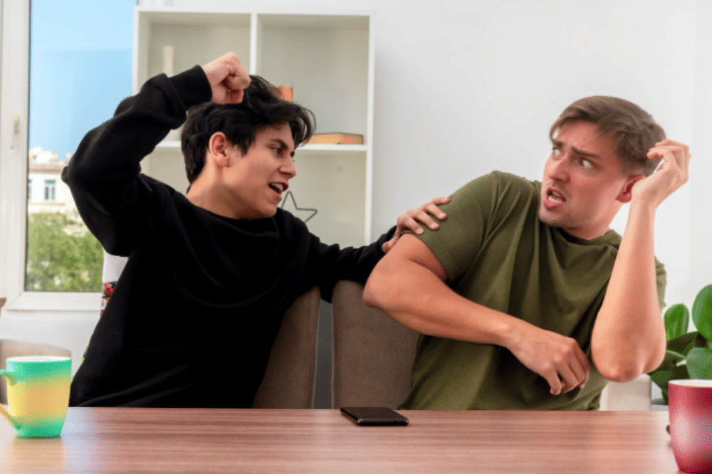 anak remaja ingin memukul temannya