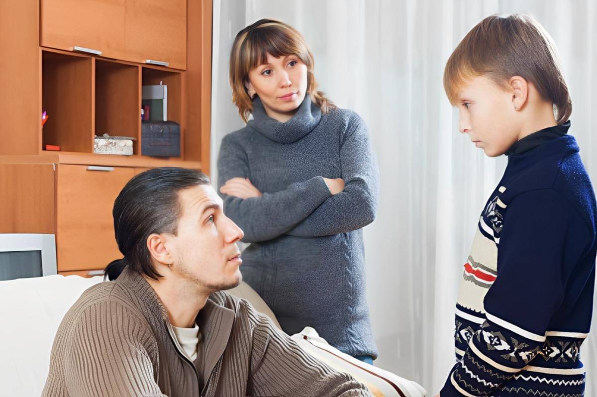 anak sedang berbincang dengan kedua orangtua