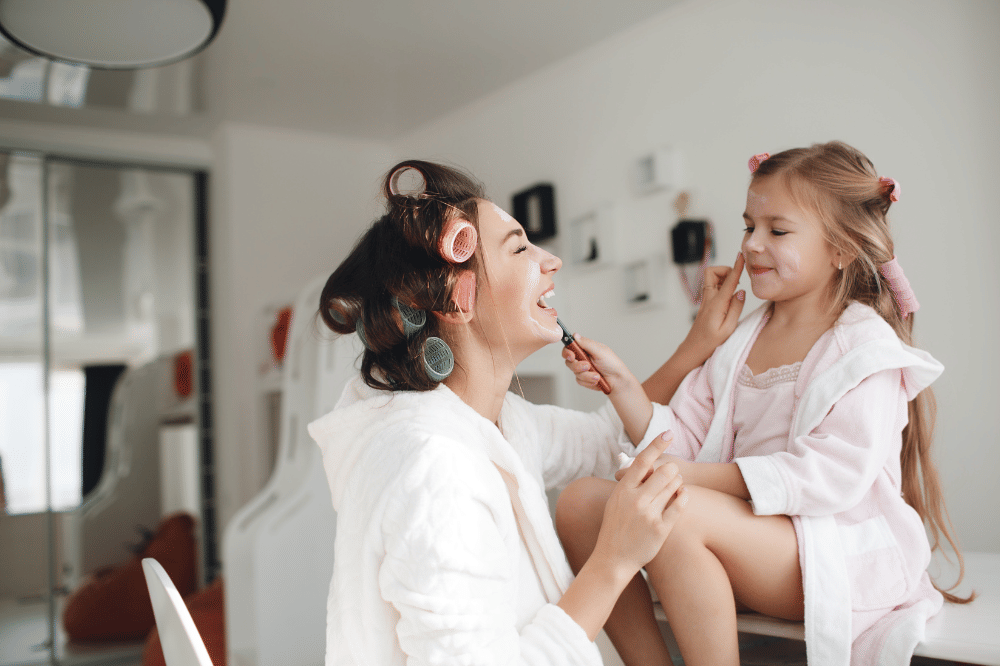 Mama dan anak berias bersama