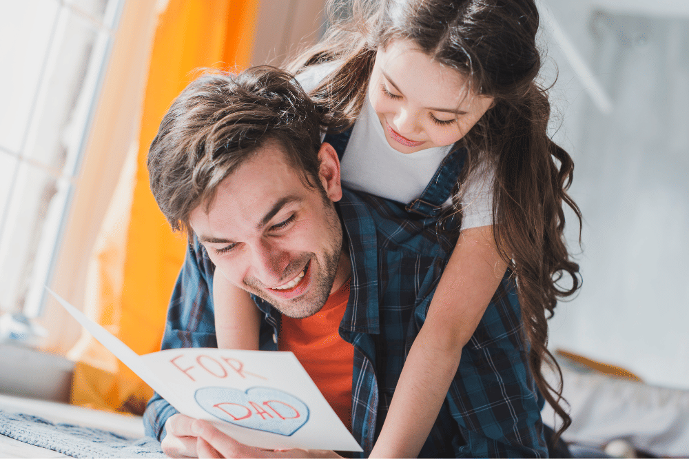 Papa terlihat bahagia saat membaca surat dari anak perempuannya
