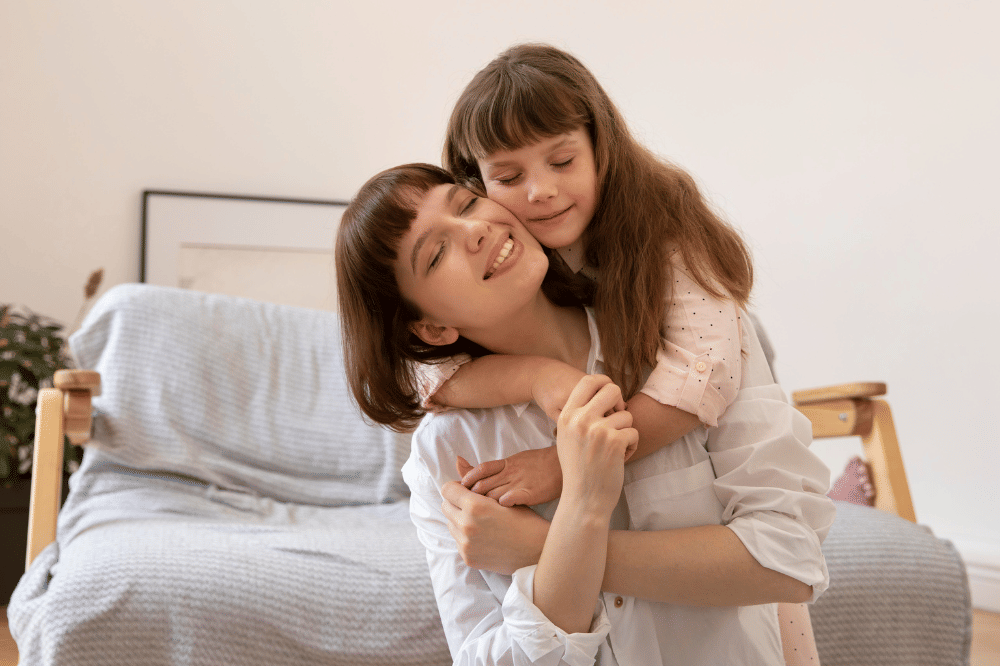 Anak perempuan sedang memeluk Mama dengan ppenuh kasih sayang