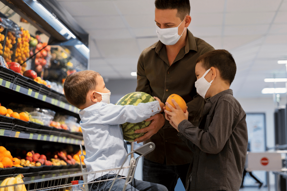 Papa dan anak belanja di supermarket