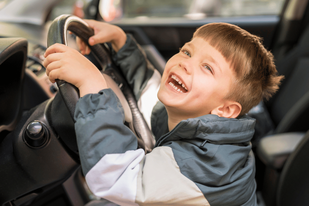 anak bermain dengan stir mobil