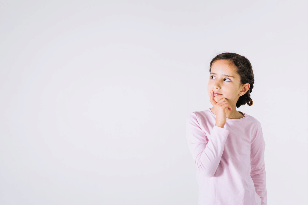 Anak perempuan sedang berpikir