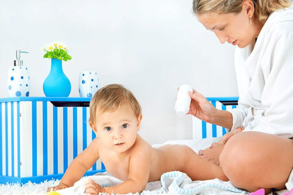 bedak bayi ditaburi pada tubuh bayi