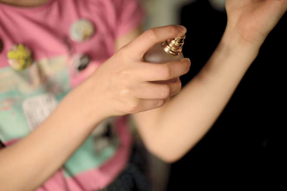anak perempuan menggunakan parfume