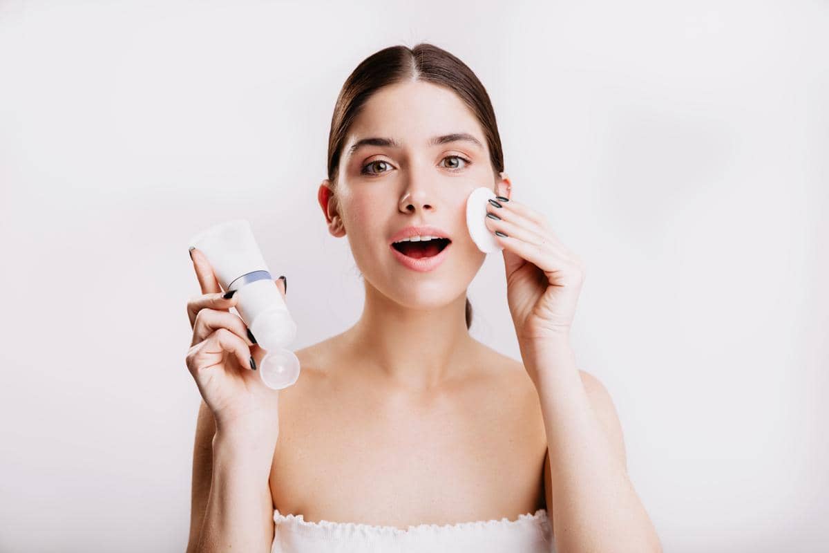 ilustrasi pakai skincare