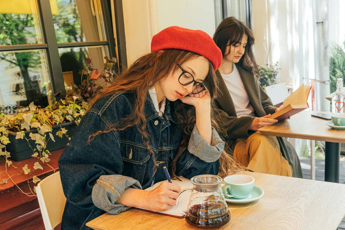 ilustrasi produktif di kafe