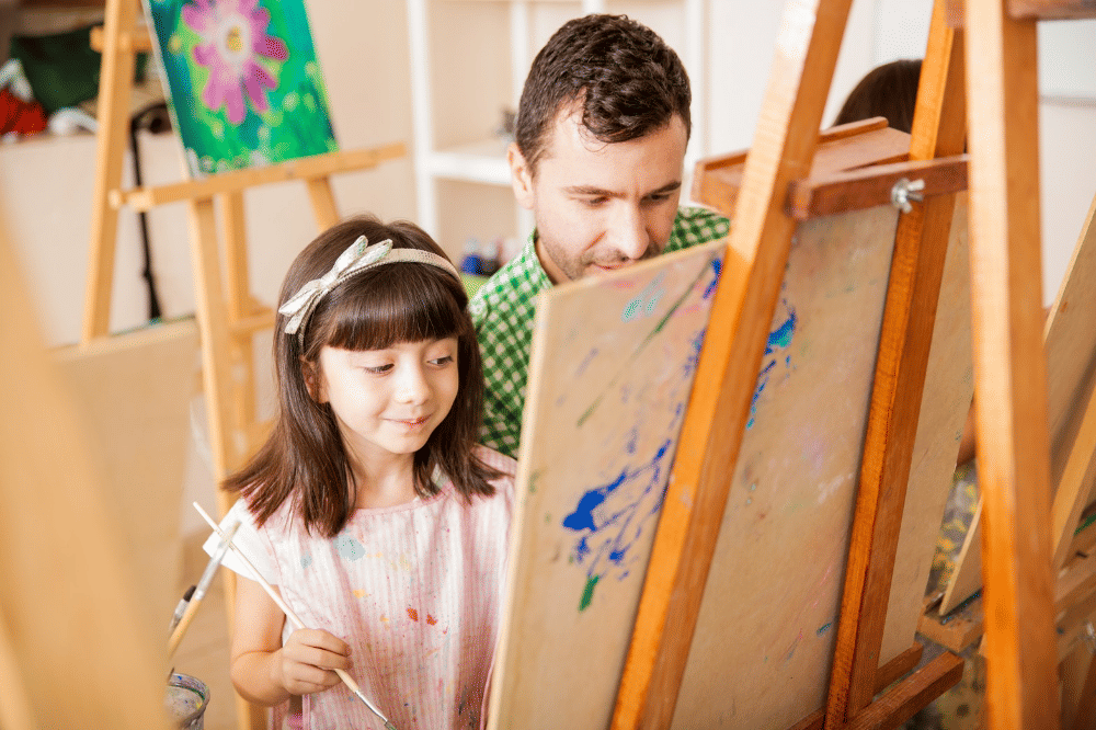 Papa dan anak melukis bersama