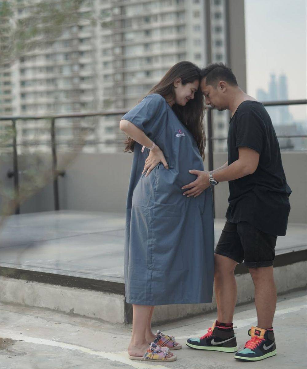 Rayakan Ulang Tahun Anak, Ringgo Kenang Momen Persalinan sang Istri (2).jpg