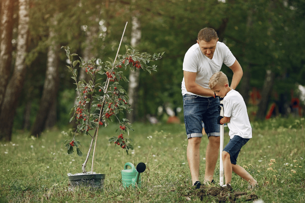 Anak laki-laki sedang berkebun bersama Papa
