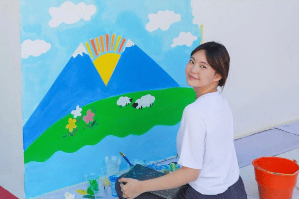 Erika melukis di sekolah lukis