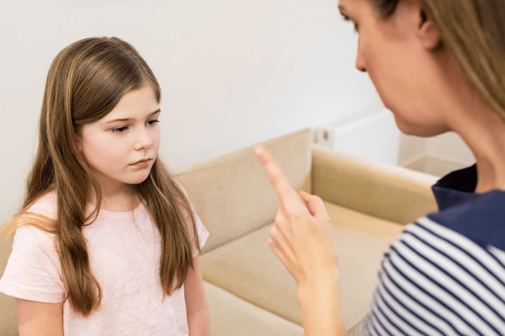 Mama sedang mengajari dan memberitahu anak