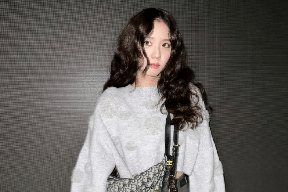 Jisoo BLACKPINK memakai tas Dior