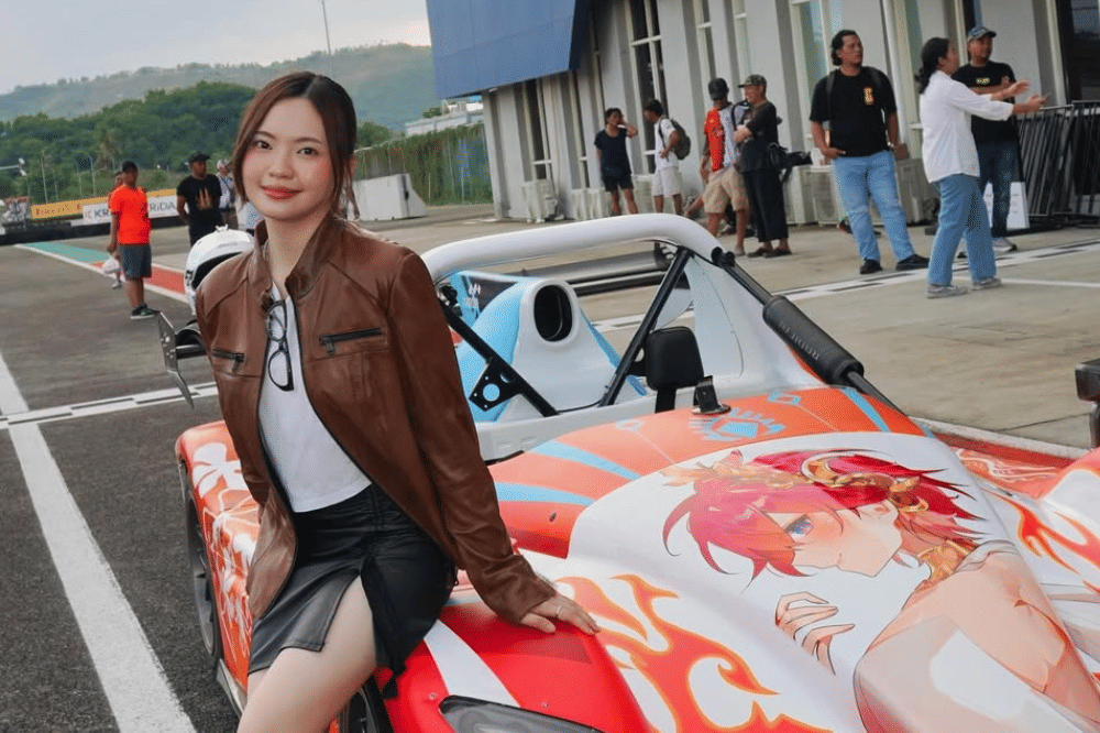 Erika saat melukis di mobil