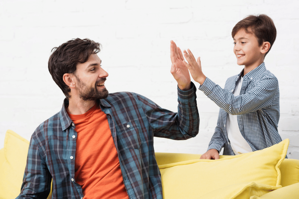 Papa sedang mengapresiasi anaknya dengan tos