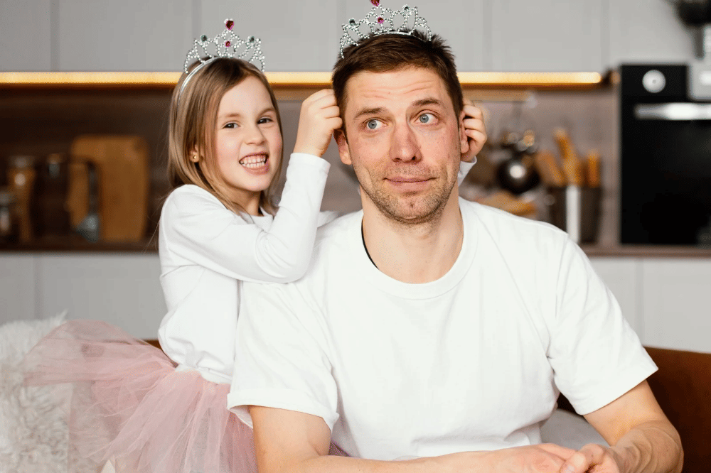 Papa menemani anak perempuannya yang bermain role play princess