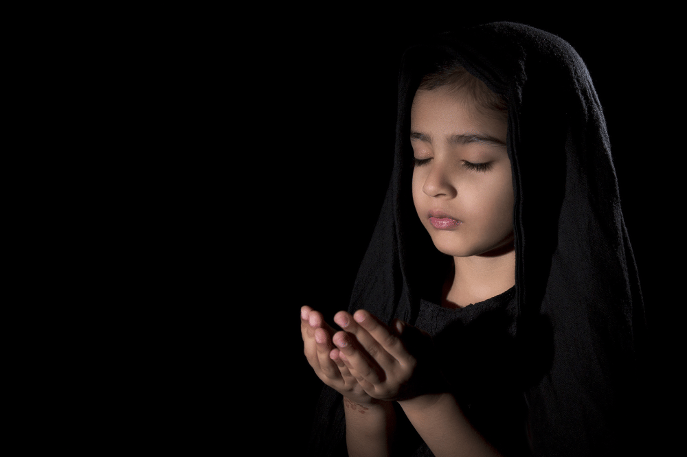 Anak perempuan sedang berdoa