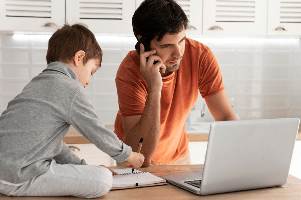 Papa menemani anak walau sedang bekerja dari rumah dan anak laki-laki terlihat tenang dan belajar juga