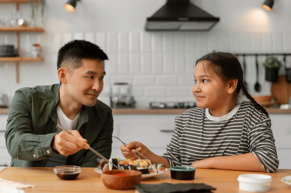 Papa bangga pada anak perempuannya setelah bisa membuat sushi bersama