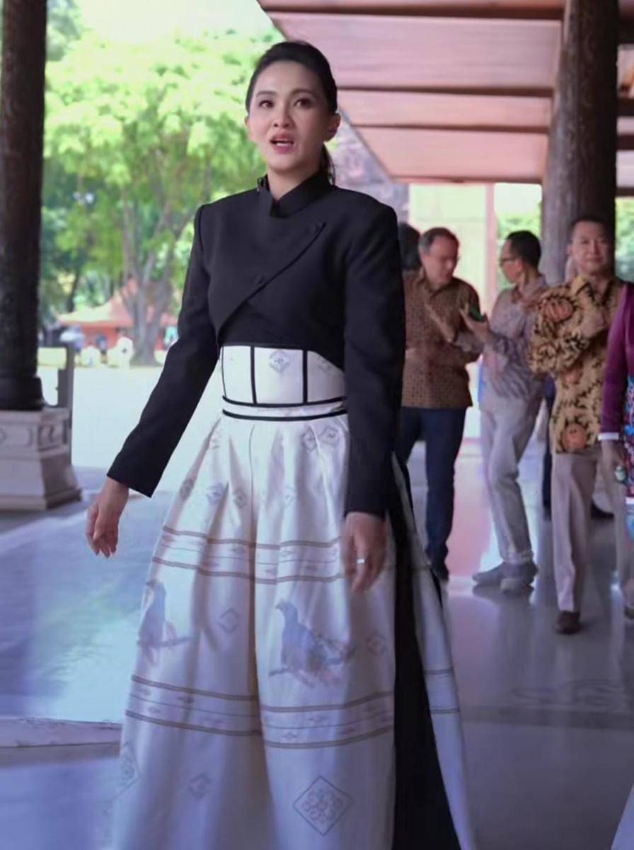 Sherly Tjoanda dengan kain tenun Tidore