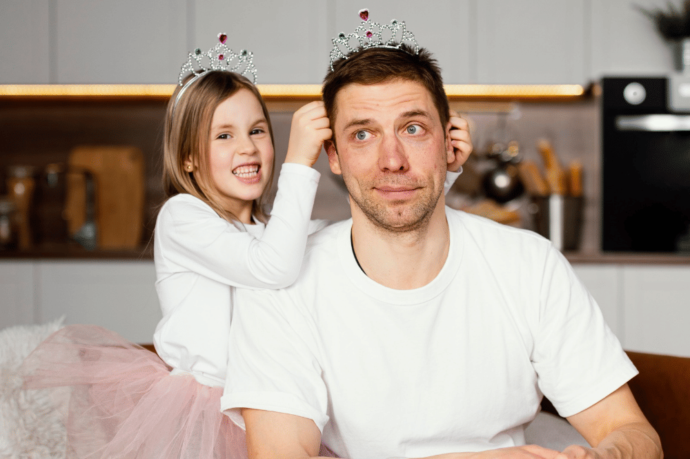 Papa sedang bermain bersama anak perempuannya