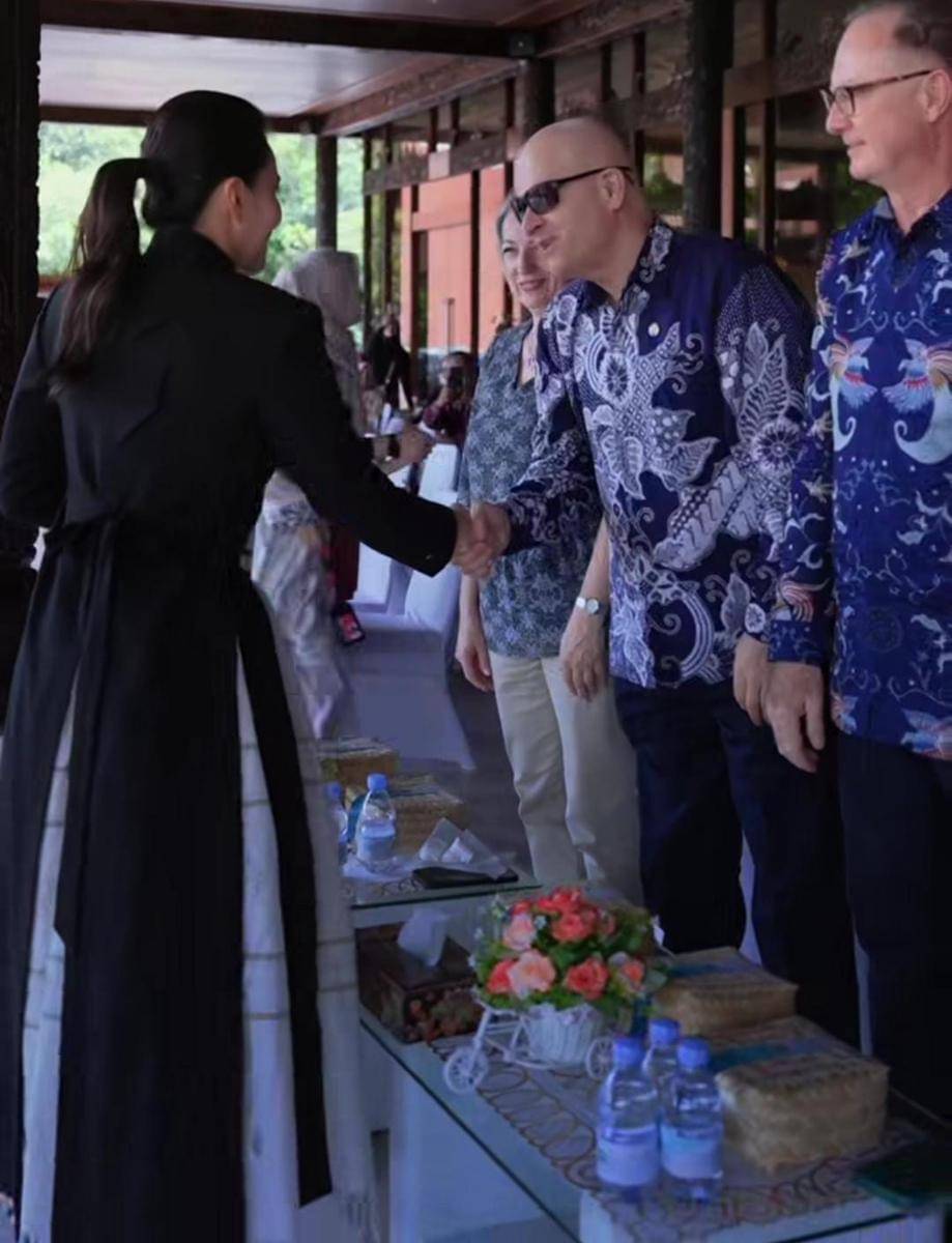 Sherly Tjoanda dengan kain tenun Tidore