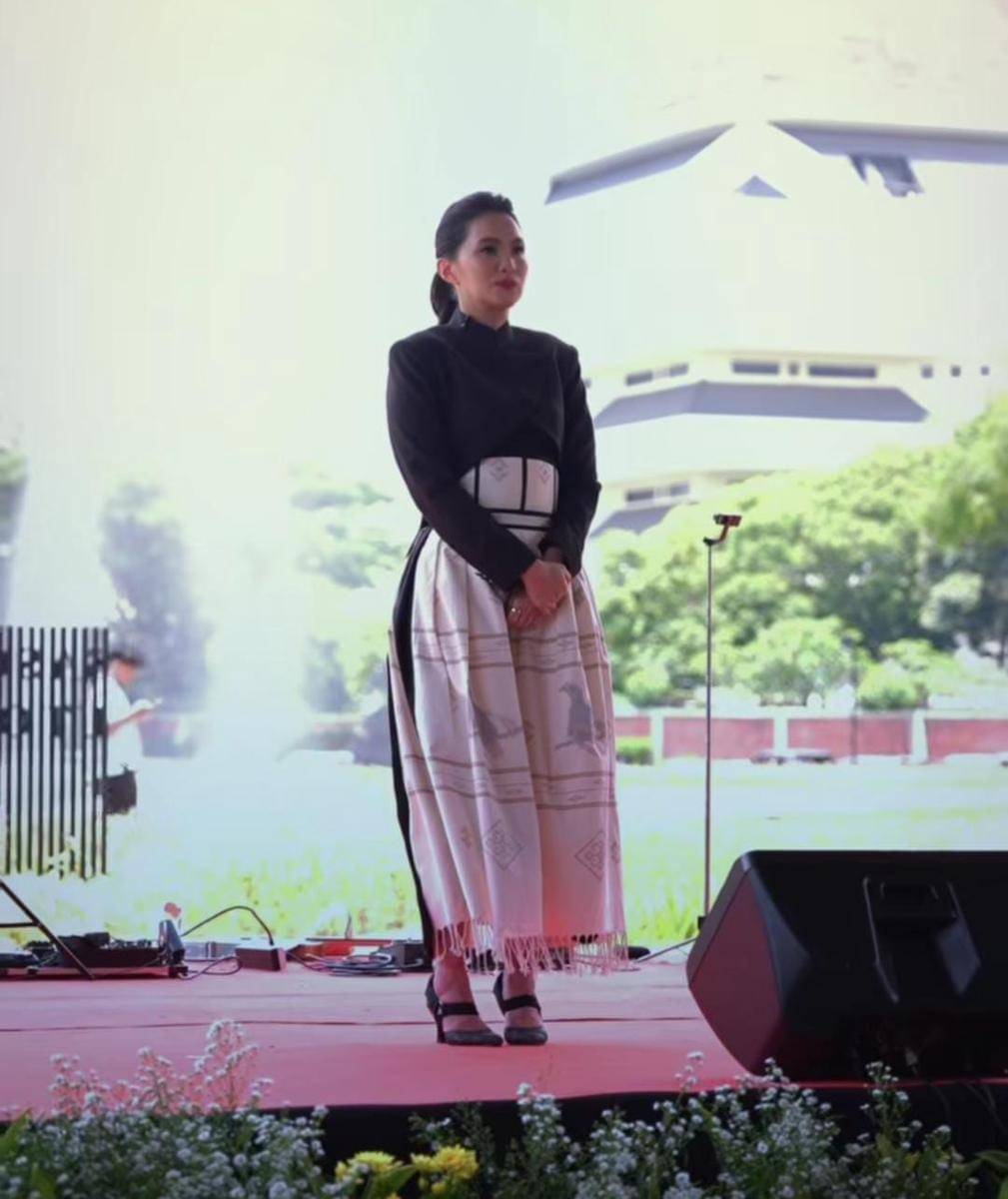 Sherly Tjoanda dengan kain tenun Tidore