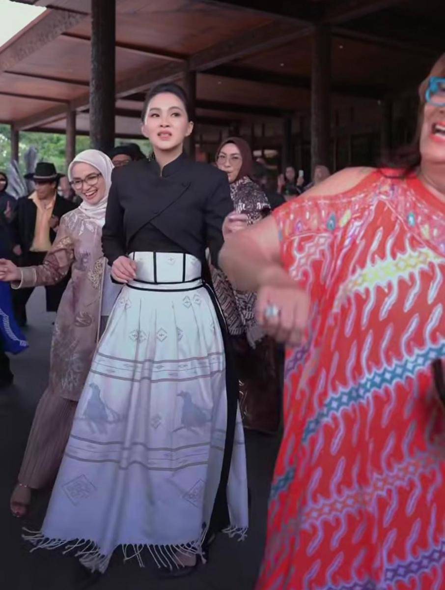 Sherly Tjoanda dengan kain tenun Tidore