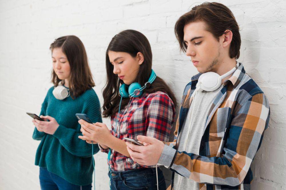 remaja gunakan handphone