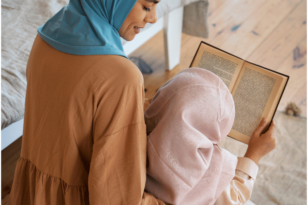 Mama sedang mengajarkan anak membaca