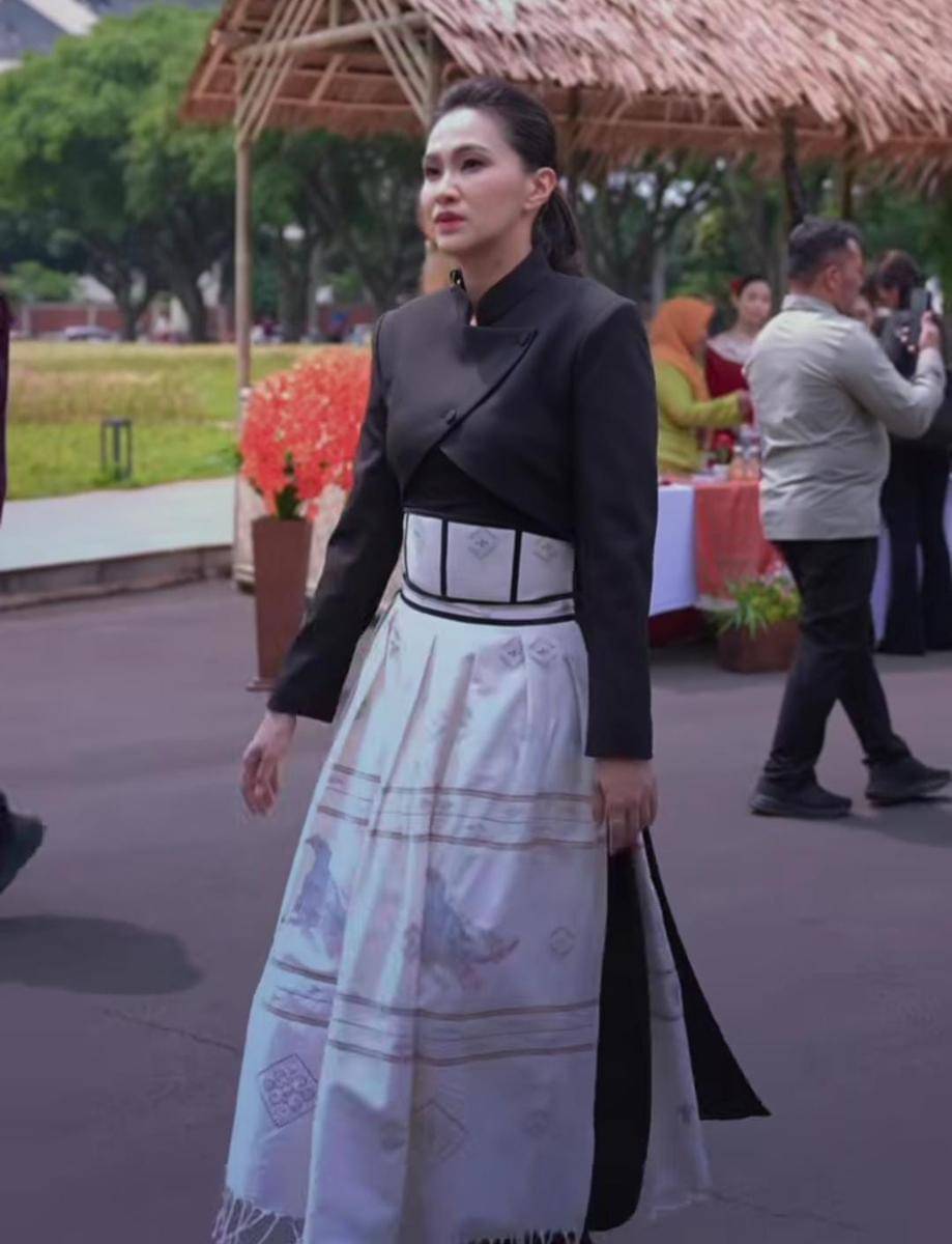 Sherly Tjoanda dengan kain tenun Tidore