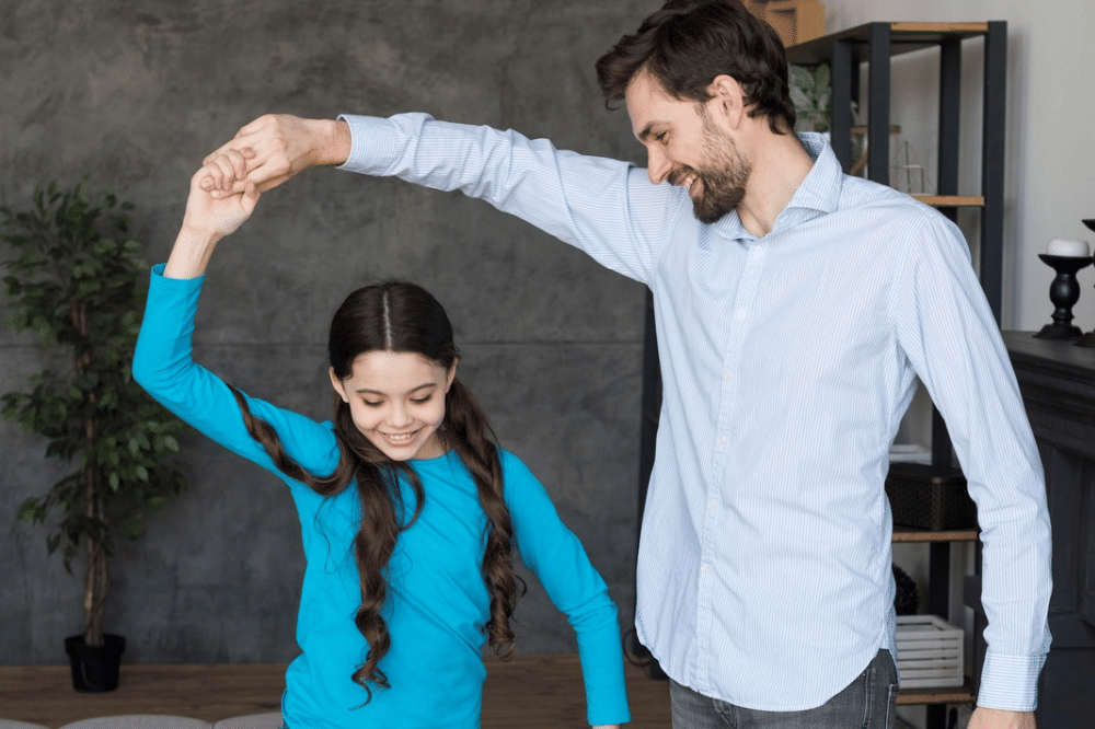 Papa menemani anak perempuan menari bersama