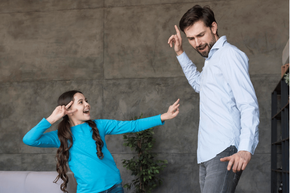 Papa mendukung hal yang disuka anak perempuannya dengan menari bersama di rumah