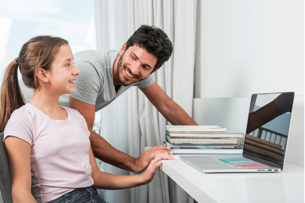 Papa sedang memerhatikan anak perempuannya