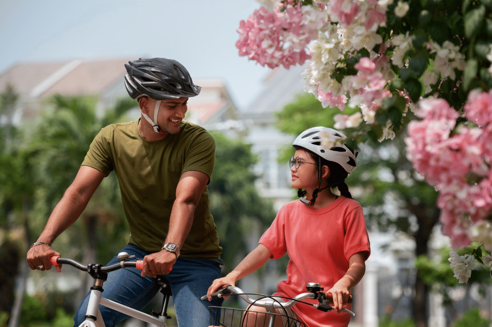 Papa bersepeda bersama anak perempuan 